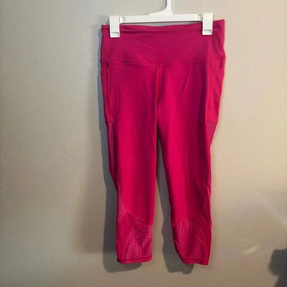 victoria’s sport Pants - VICTORIA’s SPORT CAPRI with mesh and 2 pockets Size M